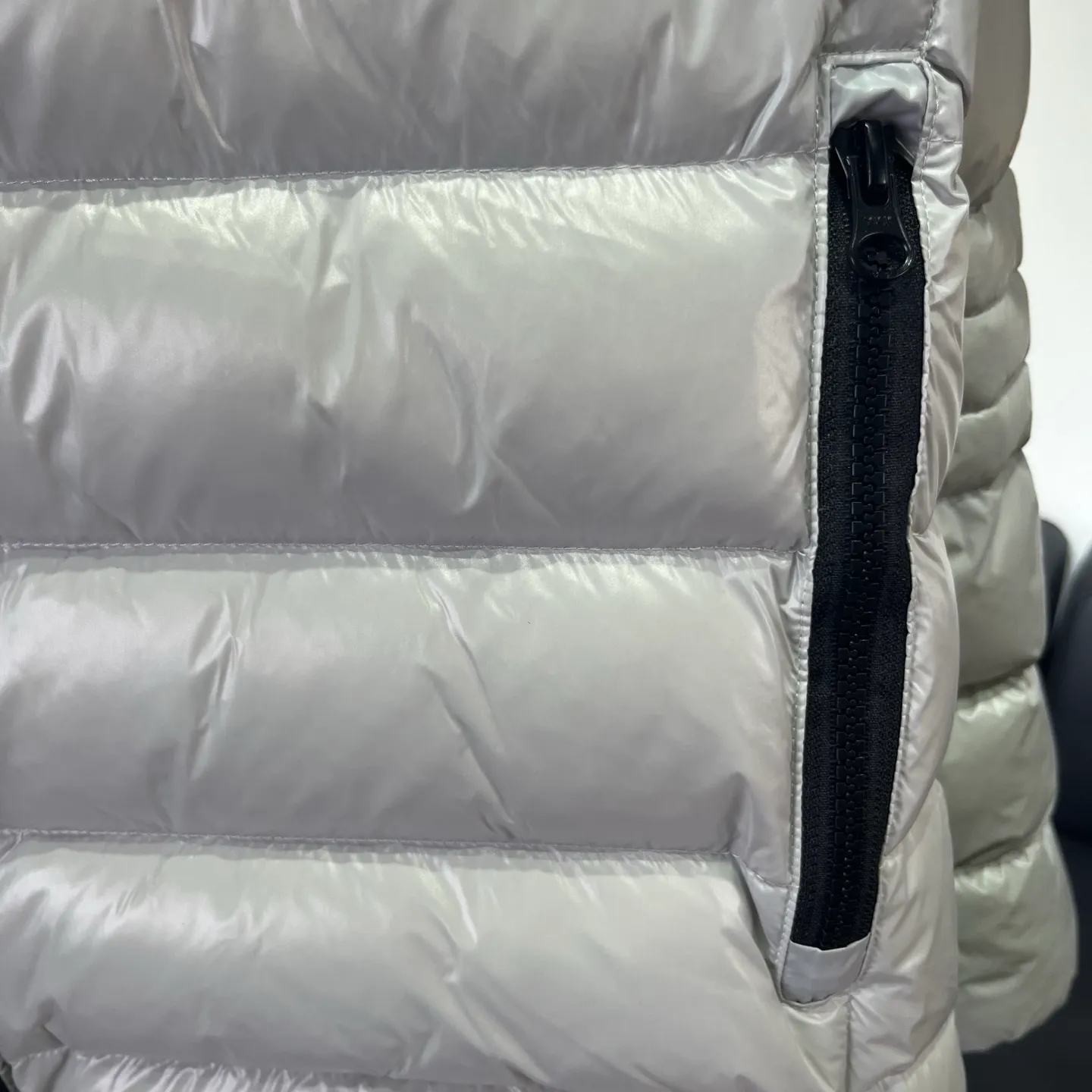 P840 𝑪𝒂𝒏𝒂𝒅𝒂 𝑮𝒐𝒐𝒔𝒆 Canada Goose 2227 Silver Gray Black Label Canada Goose Crofton Series Crofton Series Ski Season Logo Logo Solid Color Glossy Hooded Waterproof Windproof Ultra Light Down Jacket Men's Style: Silver Gray Black Label